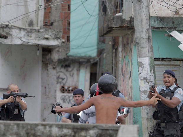 Ρίο ντε Ζανέιρο: Οι μπάτσοι ξυλοκοπούν μέχρι θανάτου έναν 18χρονο